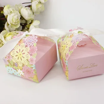 50stk/masse DIY Hule Pink Farve Bryllup Candy Box Med Hvid Gratis Bånd Smuk Blomst Trykt Bryllup Dekoration gaveæske